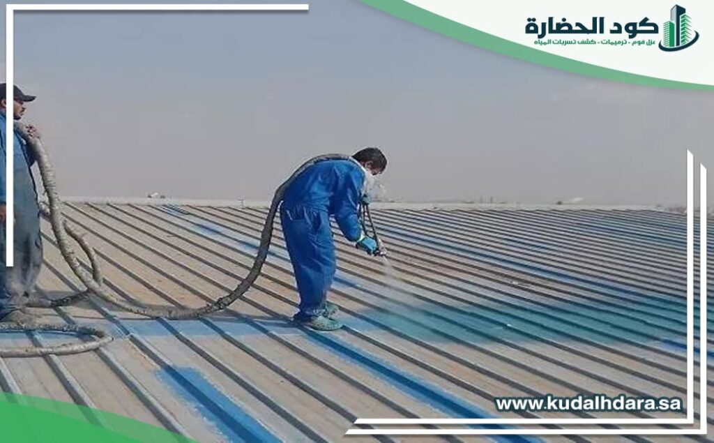 عمال كود الحضارة يعزلون سطح بالفوم